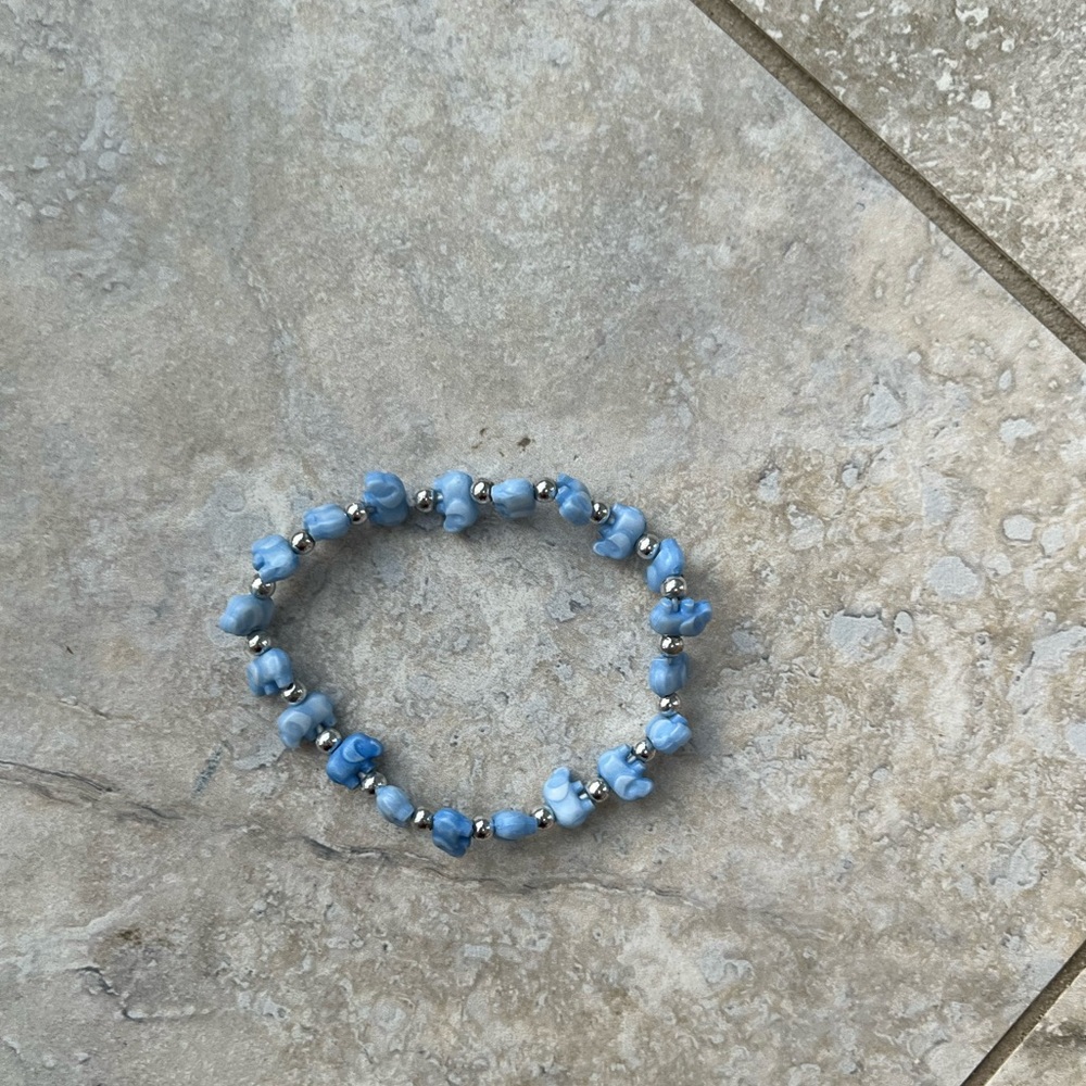 This is a baby blue elephant bracelet with silver beads it’s really cute